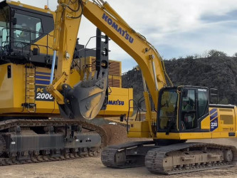 27 ton vs 227 ton excavator, komatsu construction PC220-12 sneaking up beside the PC2000-11