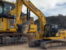 27 ton vs 227 ton excavator, komatsu construction PC220-12 sneaking up beside the PC2000-11.