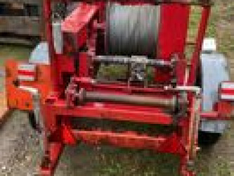 Cable pulling winch