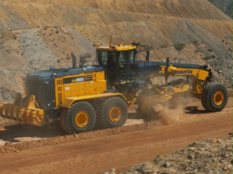 The Komatsu GD955-7 motor grader is a productivity powerhouse — delivering up to 46% more efficiency where it counts. Wheth...